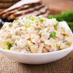 Pyszna sałatka jarzynowa, idealna na każdą okazję. Kiedy robic salatke jarzynowa? Gdy masz ochotę na coś pysznego!