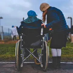 Ile zarabia opiekunka osób starszych we Włoszech? Fakty i zarobki