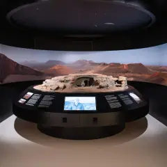 Maqueta de un paisaje volcánico con un astronauta, parte de la exposición "la casa de los volcanes".