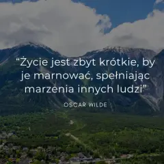 Góry i chmury tworzą tło dla refleksyjnych cytatów o życiu Oscara Wilde'a: "Życie jest zbyt krótkie, by je marnować, spełniając marzenia innych ludzi".