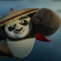 Po, med sin ikoniska hatt, flyger framåt med en knuten näve redo. En scen från rollistan i Kung Fu Panda 4.