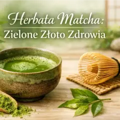 Miska z zieloną herbatą matcha, drewniana łyżka z proszkiem matcha i bambusowa miotełka chasen.