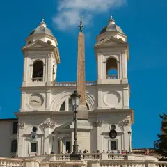 La chiesa di Trinità dei Monti domina la scalinata di Piazza di Spagna, con le sue due torri campanarie e l'obelisco al centro.