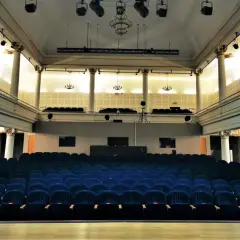 Puste fotele w Teatrze Miejskim w Gliwicach czekają na widzów. Sprawdź repertuar i zarezerwuj bilety na nadchodzące wydarzenia!