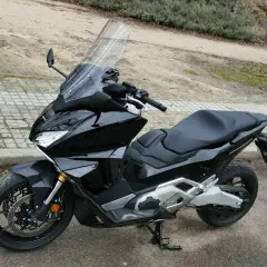 Honda Forza 750 negra, lista para alcanzar su velocidad máxima en cualquier camino.