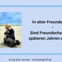 Frau umarmt ihren Hund am Strand. Die Frage "Sind Freundschaften in späteren Jahren anders?" wirft ein Licht auf die Tiefe von Freundschaften im Alter.