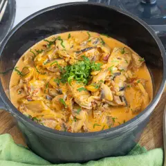 Herzhaftes Schweinefilet in cremiger Pilzsoße, ein schnelles Gericht, das Appetit macht. Perfekt für schnelle Schweinefilet Rezepte.