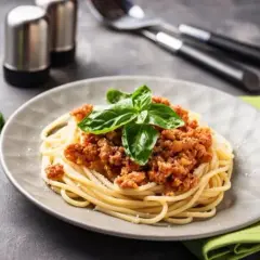 Spaghetti bolognese skąd pochodzi? Odkryj kontrowersje i historię