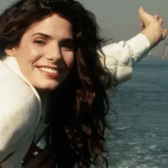 Sandra Bullock, uśmiechnięta na tle miasta, wygląda na młodą. Ile lat ma Sandra Bullock?