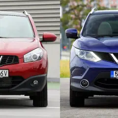 Dwa Nissan Qashqai, czerwony i niebieski, prezentują różne wersje wyposażenia.