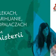 Młoda kobieta z niepokojem patrzy na rozmówcę, na tle napisu o dopalaczach.