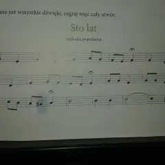 Zagraj melodię "Sto lat"! Nuty popularnej piosenki czekają na Ciebie.