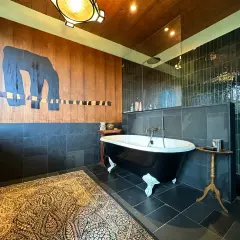 Salle de bain moderne avec baignoire îlot noire. Le nettoyage baignoire acrylique est facile grâce aux matériaux de qualité.