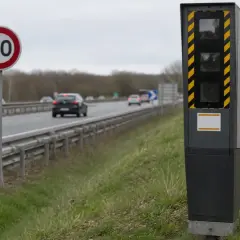 Un radar discriminant veille sur la route, rappelant la limite de 80 km/h.
