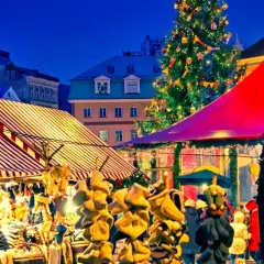 Ambiance féerique d'un marché de Noël en Île-de-France, avec un sapin illuminé, des chalets colorés et des décorations festives.
