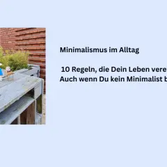 Minimalismus im Alltag: Was braucht man wirklich? Eine kleine Holzfigur sitzt an einem Tisch, umgeben von Grün. 10 Regeln für ein einfacheres Leben.