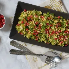 Ensalada de col con granada y almendras laminadas, un plato fresco y vibrante.