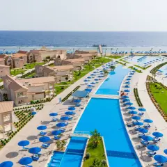 Widok z lotu ptaka na kompleks basenów i budynków hotelowych w Pickalbatros Marsa Alam.