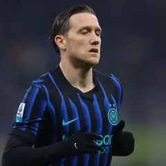 Piłkarz Interu Mediolan w czarno-niebieskiej koszulce, gotowy do gry przeciwko Lazio.