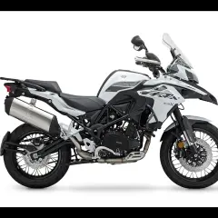 Motocicleta blanca y negra estilo maxi trail, lista para aventuras.