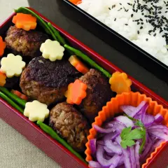 Hamburger bento with meatballs, star-shaped carrots, cheese, green beans, and pickled red onions.