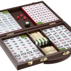 Ein Mahjong-Set in einem Holzkoffer, bereit für spannende japanische Brettspiele. Würfel und Spielsteine sind übersichtlich angeordnet.