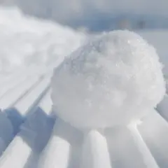 Kula śnieżna na przygotowanym stoku narciarskim. To właśnie jest cold, czyli zimno, które czuć na skórze.
