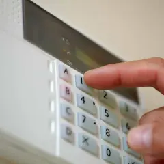 Jak założyć alarm w domu? Kompletny przewodnik DIY i koszty
