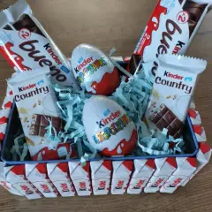 Jak zrobić tort z batoników Kinder? 2 pomysły krok po kroku