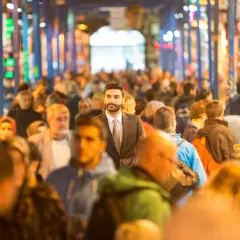 Pułapki biur nieruchomości: Jak uniknąć oszustw i chronić swoje pieniądze?