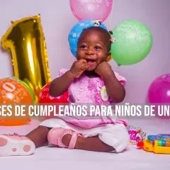 Niña sonriente celebra su primer año con globos y un gran número 1. ¡Felicidades 1 año niña!