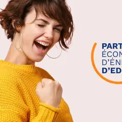 Joyeuse femme célébrant les économies d'énergie grâce à l'aide EDF pour la climatisation réversible.