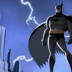 Batman, mroczny mściciel, stoi na tle burzowego nieba i Gotham.