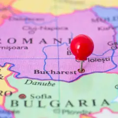 Czerwona pinezka na mapie zaznacza Bukareszt w Rumunii. Czy Bułgaria jest w Schengen? Mapa pokazuje też Sofię i Płowdiw.