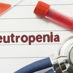 Badanie krwi i stetoskop, słowo "Neutropenia" na papierze.