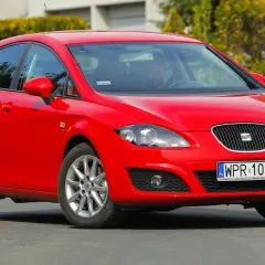 Czerwony Seat Leon 2 z polskimi tablicami rejestracyjnymi WPR 10510.