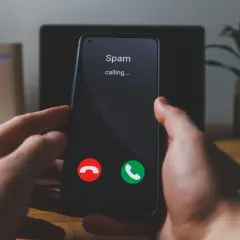 Telefon pokazuje "Spam calling...". Zastanawiasz się, jak zablokować niechciane połączenie.