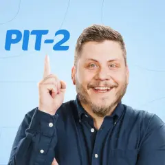 Uśmiechnięty mężczyzna wskazuje palcem na napis "PIT-2". Czy to dla Ciebie?