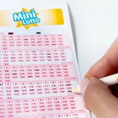 Ręka zaznacza liczby na kuponie Mini Lotto. Czekamy na lotto i lotto plus wyniki!