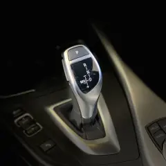 Levier de vitesse d'une voiture automatique, idéal pour un permis de conduire boite automatique. P, R, N, D, S.