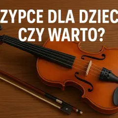 Skrzypce dla dziecka i smyczek na drewnianym tle. Dowiedz się, ile kosztują skrzypce dla dziecka i czy warto zainwestować w naukę gry.