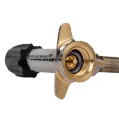 En adapter för primus gas till Trangia. Den har en mässingskoppling och en svart ratt.