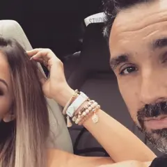 Mateusz Ziółko z żoną w samochodzie, ona poprawia włosy, on robi selfie.