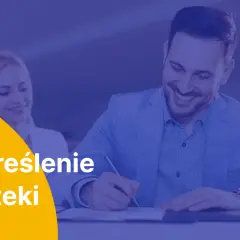 Uśmiechnięty mężczyzna podpisuje dokumenty, a kobieta patrzy zadowolona. Temat: wykreślenie hipoteki.