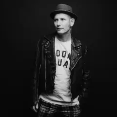 Corey Taylor, leader della band, con giacca di pelle, t-shirt e cappello.