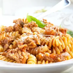 Fusilli-Pasta mit Thunfisch-Tomaten-Sauce, bestreut mit Parmesan. Ein köstliches Gericht, das zeigt, wie vielseitig Thunfisch-Rezepte sein können.