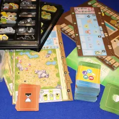 Brettspielkomponenten für "Arche Nova Strategie": Spielbrett, Karten, Marker und Tierfiguren.