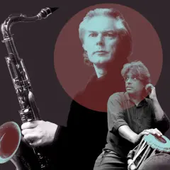 Jan Garbarek i muzyk grający na tabli, z saksofonem w tle.
