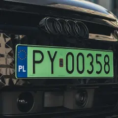 Zielona tablica rejestracyjna PY 00358 na czarnym Audi z czarnymi emblematami. To elw rejestracja, symbol nowoczesności.