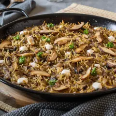 Fideuá de setas en paellera, con fideos finos, champiñones laminados y puntos de alioli. Un plato sabroso y otoñal.